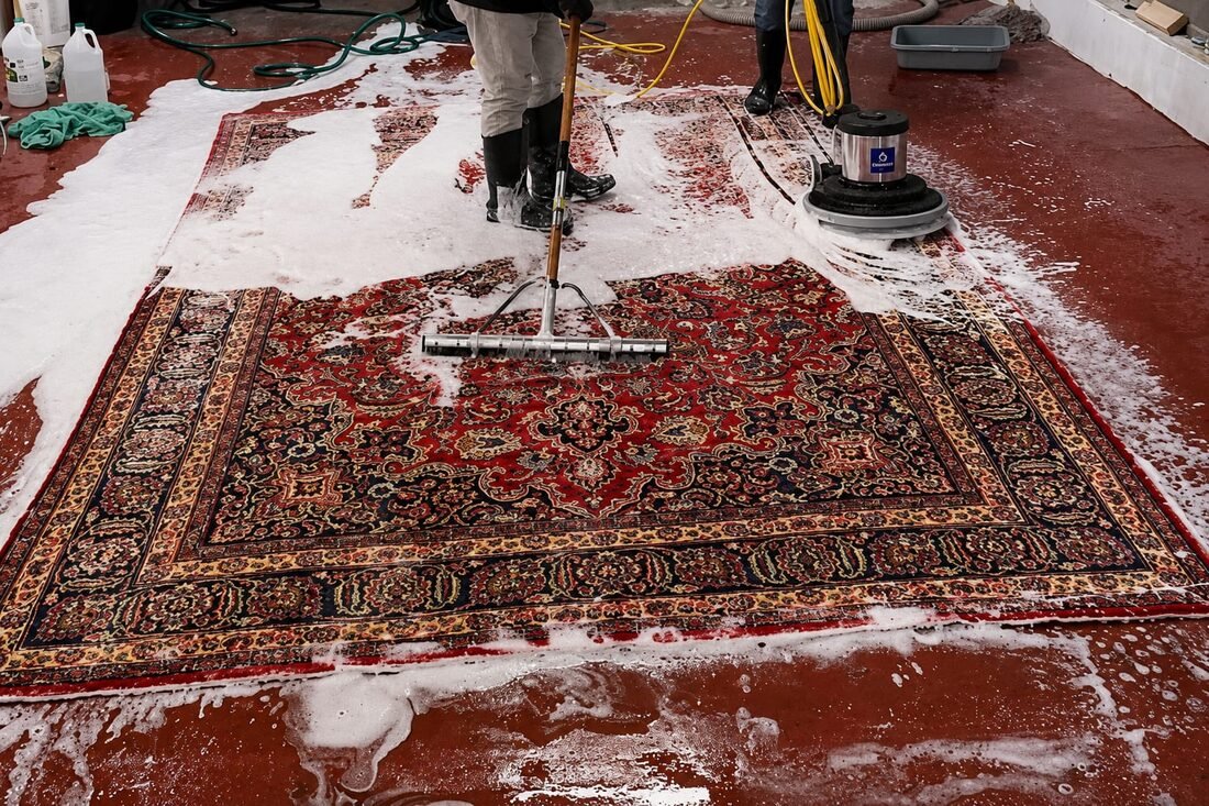 Il lavaggio di un tappeto persiano con sapone neutro