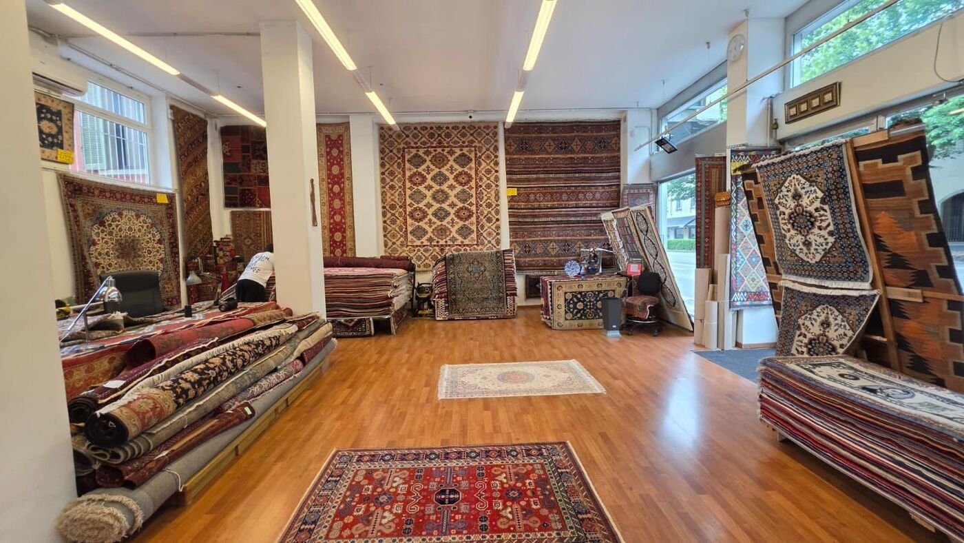 Lo showroom di Mondo Tappeti in via Frizzoni a Bergamo