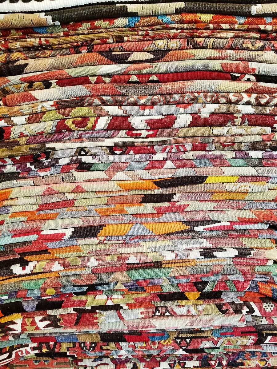 Una pila di kilim colorati
