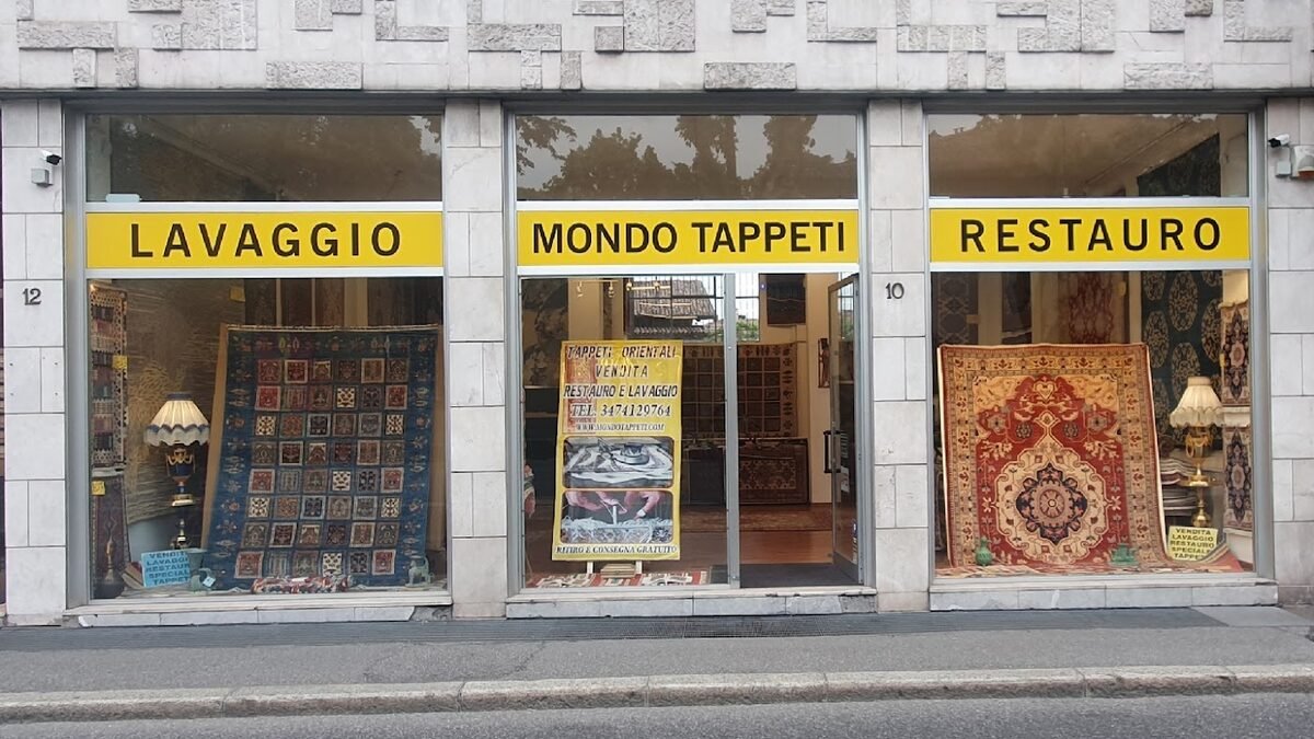 La vetrina di Mondo Tappeti in via Teodoro Frizzoni 10 a Bergamo